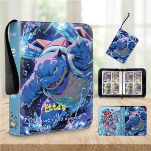 Peut inclure: Un classeur de cartes à collectionner bleu orné d'une illustration du personnage Blastoise avec des effets d'eau et le texte Etta's Trading Card Binder. L'ensemble comprend une dragonne assortie, un classeur ouvert et une vue à plat de la couverture.