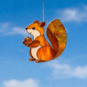 Scoiattolo con zucca, motivo vetrata autunnale, acchiappasole fai da te, stile Tiffany, download PDF, decorazioni autunnali per principianti
