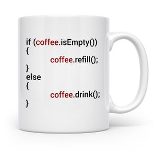 Könnte beinhalten: Weiße Keramik-Kaffeetasse mit einem schwarzen und roten Programmiercode-Design. Der Text lautet: "if (coffee.isEmpty()) { coffee.refill(); } else { coffee.drink(); }". Die Tasse hat einen gebogenen Griff.