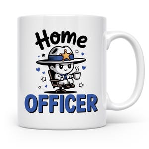 Könnte beinhalten: Weiße Keramik-Tasse mit einer Cartoon-Illustration eines Polizisten, der eine Kaffeetasse hält. Die Worte "Home OFFICER" sind in Schwarz und Blau gedruckt. Das Design umfasst Sterne und Herzen.