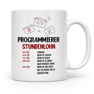 Könnte beinhalten: Eine weiße Keramiktasse mit Henkel, mit dem Text "PROGRAMMIERER STUNDENLOHN" in Schwarz und Rot. Die Tasse zeigt auch verschiedene Stundensätze in Euro und entsprechende Phrasen. Das Design beinhaltet Symbole, die sich auf die Programmierung beziehen.