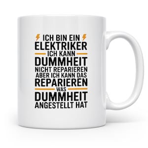 Könnte beinhalten: Weiße Keramik-Tasse mit schwarzem und orangefarbenem Text. Der Text lautet "ICH BIN EIN ELEKTRIKER - ICH KANN DUMMHEIT NICHT REPARIEREN ABER ICH KANN DAS REPARIEREN WAS DUMMHEIT ANGESTELLT HAT". Die Tasse hat einen gebogenen Griff.