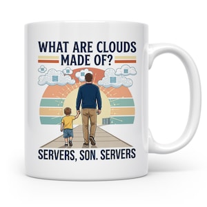 Könnte beinhalten: Weiße Keramik-Tasse mit umlaufender Grafik. Das Design zeigt einen Vater und ein Kind, die auf einem Weg auf einen Sonnenuntergang zugehen, mit dem Text "WHAT ARE CLOUDS MADE OF? SERVERS, SON. SERVERS."