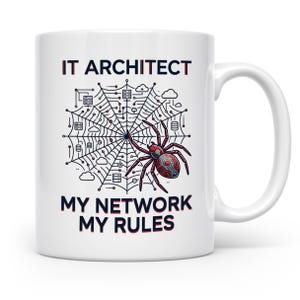 Könnte beinhalten: Weiße Keramik-Tasse mit dem Text "IT ARCHITECT" über "MY NETWORK MY RULES". Die Tasse zeigt ein Spinnennetz-Design mit einer rot-schwarzen Spinne in der Mitte. Das Design enthält Server-Icons und Cloud-Symbole.