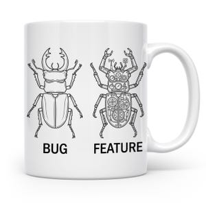 Könnte beinhalten: Weiße Keramiktasse mit zwei schwarz-weißen Käferillustrationen. Einer ist ein natürlicher Käfer, der andere ein mechanisches Merkmal. Die Wörter "BUG" und "FEATURE" sind unter den Bildern aufgedruckt.