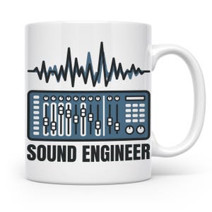 Könnte beinhalten: Ein weißer Keramikbecher mit einer Grafik eines blauen Audiomischpults mit Reglern und Knöpfen, darüber eine schwarze Schallwellenillustration. Der Text SOUND ENGINEER ist in fetten, schwarzen Großbuchstaben am unteren Rand des Designs gedruckt.