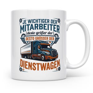 Könnte beinhalten: Weiße Keramik-Tasse mit einer Grafik eines Sattelzugs und dem Text "JE WICHTIGER DER MITARBEITER (desto größer der) DESTO GRÖSSER DER DIENSTWAGEN" in Blau und Orange. Die Tasse hat einen Standardgriff.