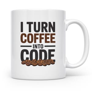 Könnte beinhalten: Weiße Keramik-Kaffeetasse mit dem Text "I TURN COFFEE INTO CODE" in schwarzer und brauner Schrift. Die Tasse zeigt eine Grafik von Kaffeebohnen am Boden. Ein perfektes Geschenk für Programmierer und Kaffeeliebhaber.