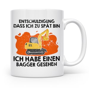 Könnte beinhalten: Weißer Keramikbecher mit schwarzem Henkel. Der Becher zeigt den Text "ENTSCHULDIGUNG DASS ICH ZU SPÄT BIN ICH HABE EINEN BAGGER GESEHEN" und eine gelbe Bagger-Grafik auf orangefarbenem Hintergrund.