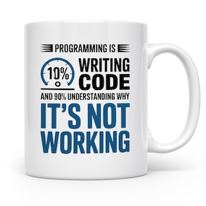 Könnte beinhalten: Weiße Keramiktasse mit einem humorvollen Zitat über das Programmieren. Der Text lautet "PROGRAMMIEREN IST CODE SCHREIBEN UND ZU 90% VERSTEHEN, WARUM ES NICHT FUNKTIONIERT" in schwarzer und blauer Schrift. Ein tolles Geschenk für Programmierer.