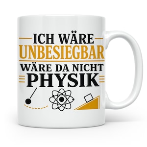 Könnte beinhalten: Eine weiße Keramiktasse mit schwarzem und goldenem Text, der "ICH WÄRE UNBESIEGBAR WÄRE DA NICHT PHYSIK" lautet. Unter dem Text befinden sich drei schwarz-goldene grafische Symbole, die ein Pendel, ein Atom und einen Block auf einer schiefen Ebene darstellen.