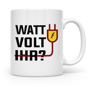 Könnte beinhalten: Weiße Keramik-Tasse mit dem Text "WATT VOLT IHR?" in Schwarz und einer roten und gelben Elektrostecker-Grafik. Die Tasse hat einen weißen Henkel und ist für heiße oder kalte Getränke geeignet.