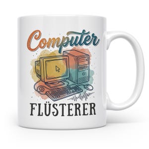 Könnte beinhalten: Weiße Keramik-Tasse mit einer Illustration im Vintage-Stil eines Desktop-Computers, einer Tastatur und einer Maus. Die Tasse trägt das Wort "Computer" in orangefarbener und blauer Schrift und das Wort "FLÜSTERER" in schwarzen Blockbuchstaben.