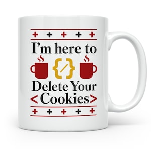 Könnte beinhalten: Ein weißer Keramikbecher mit dem schwarzen Text I'm here to Delete Your Cookies, flankiert von zwei roten Kaffeetassensymbolen und einem gelben Code-Klammer-Symbol. Das Design enthält rote und schwarze Pluszeichen in den horizontalen Linien.