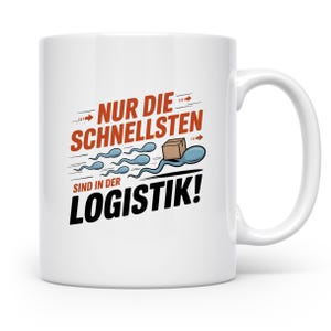 Könnte beinhalten: Weiße Keramik-Tasse mit humorvollem Design. Die Tasse zeigt den Text "NUR DIE SCHNELLSTEN SIND IN DER LOGISTIK!" in Schwarz und Rot, zusammen mit einer Cartoon-Illustration von Spermien, von denen eines ein kleines Paket trägt. Die Tasse hat einen gebogenen Griff.