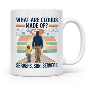 Könnte beinhalten: Weiße Keramik-Tasse mit umlaufender Grafik. Das Design zeigt einen Vater und ein Kind, die auf einem Weg auf einen Sonnenuntergang zugehen, mit dem Text "WHAT ARE CLOUDS MADE OF? SERVERS, SON. SERVERS."