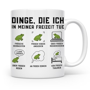 Könnte beinhalten: Ein weißer Keramikbecher mit dem schwarzen Text 'DINGE, DIE ICH IN MEINER FREIZEIT TUE' oben. Darunter befinden sich sechs Illustrationen von grünen Fröschen mit deutschen Bildunterschriften, die Aktivitäten wie Frösche beobachten, recherchieren und von ihnen träumen beschreiben.