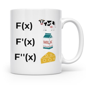 Könnte beinhalten: Weiße Keramik-Tasse mit mathematischer Notation: F(x), F'(x) und F''(x). Das Design umfasst eine Kuh, einen Milchkarton mit dem Wort "MILK" und ein Käse-Stück. Die Tasse hat einen weißen Henkel.
