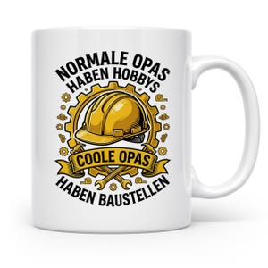 Könnte beinhalten: Weiße Keramik-Tasse mit gelb-schwarzer Grafik. Die Grafik zeigt einen Bauhelm, Zahnräder und den deutschen Text "Normale Opas Haben Hobbys Coole Opas Haben Baustellen."