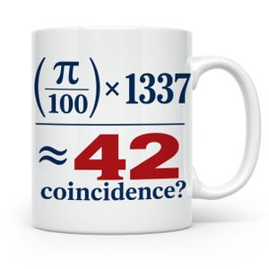 Könnte beinhalten: Ein weißer Keramikbecher mit einer mathematischen Gleichung in Dunkelblau und Rot. Der Text zeigt (pi/100) x 1337, gefolgt von einem Ungefähr-Gleich-Zeichen und der Zahl 42 in großer roter Schrift, darunter steht das Wort coincidence?.