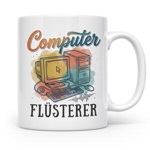 Könnte beinhalten: Weiße Keramik-Tasse mit einer Illustration im Vintage-Stil eines Desktop-Computers, einer Tastatur und einer Maus. Die Tasse trägt das Wort "Computer" in orangefarbener und blauer Schrift und das Wort "FLÜSTERER" in schwarzen Blockbuchstaben.