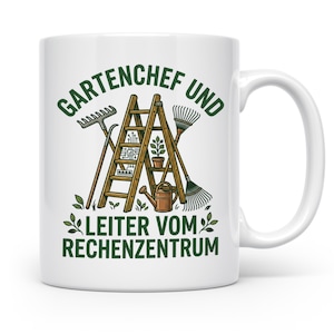 Könnte beinhalten: Weiße Keramiktasse mit einem grünen Aufdruck mit Gartengeräten, einer Leiter und dem Text "GARTENCHEF UND LEITER VOM RECHENZENTRUM". Das Design umfasst eine Harke, eine Gießkanne und eine Topfpflanze.
