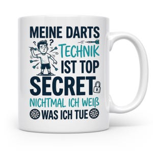 Könnte beinhalten: Weißer Keramikbecher mit humorvollem Design. Der Becher zeigt den Text "MEINE DARTS TECHNIK IST TOP SECRET NICHTMAL ICH WEISS WAS ICH TUE" in Marineblau und Türkis. Eine Cartoonfigur, die Darts wirft, ist ebenfalls enthalten.