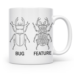 Könnte beinhalten: Weiße Keramiktasse mit zwei schwarz-weißen Käferillustrationen. Einer ist ein natürlicher Käfer, der andere ein mechanisches Merkmal. Die Wörter "BUG" und "FEATURE" sind unter den Bildern aufgedruckt.