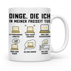 Könnte beinhalten: Ein weißer Keramikbecher mit dem schwarzen Text DINGE, DIE ICH IN MEINER FREIZEIT TUE. Darunter befinden sich sechs Illustrationen von Laptops mit gelben Akzenten, jeweils kombiniert mit deutschen Phrasen über Programmieren und eine schlafende Person.