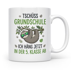 Könnte beinhalten: Weiße Keramik-Tasse mit einem Cartoon-Faultier mit Sonnenbrille, das an einem Ast hängt. Die Tasse hat grünen Text mit der Aufschrift "TSCHÜSS GRUNDSCHULE" und "ICH HÄNG JETZT IN DER 5. KLASSE AB."