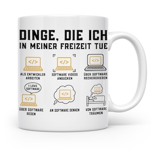 Könnte beinhalten: Ein weißer Keramikbecher mit dem schwarzen Text "DINGE, DIE ICH IN MEINER FREIZEIT TUE" und sechs Laptop-Illustrationen mit goldenen Akzenten. Die Grafiken zeigen verschiedene softwarebezogene Aktivitäten mit deutschen Bildunterschriften.