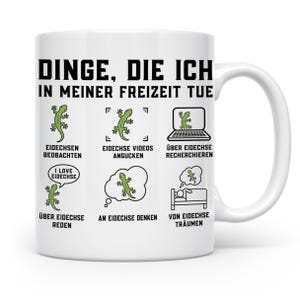 Könnte beinhalten: Ein weißer Keramikbecher mit schwarzem Text und grünen Eidechsen-Illustrationen. Der Text lautet: DINGE, DIE ICH IN MEINER FREIZEIT TUE, EIDECHSEN BEOBACHTEN, EIDECHSE VIDEOS ANGUCKEN, ÜBER EIDECHSE RECHERCHIEREN, I LOVE EIDECHSE, AN EIDECHSE DENKEN, VON EIDECHSE TRÄUMEN.