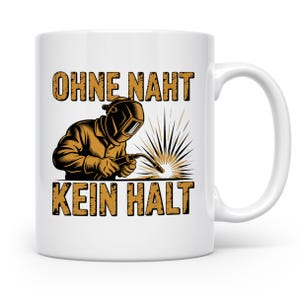 Könnte beinhalten: Weiße Keramik-Tasse mit einer Grafik eines Schweißers und dem Text "OHNE NAHT KEIN HALT" in Braun und Schwarz. Der Schweißer trägt einen Schweißhelm und hält einen Schweißbrenner, aus dem Funken austreten.