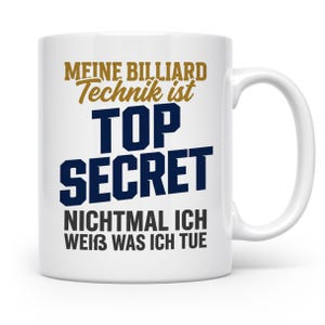 Könnte beinhalten: Ein weißer Keramikbecher mit dem aufgedruckten Text MEINE BILLIARD Technik ist TOP SECRET NICHTMAL ICH WEIß WAS ICH TUE in goldener, dunkelblauer und schwarzer Schrift. Der Becher hat eine zylindrische Form mit einem geschwungenen Henkel.