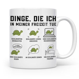 Könnte beinhalten: Ein weißer Keramikbecher mit schwarzem Text und grünen Schildkröten-Illustrationen. Der Text lautet: DINGE, DIE ICH IN MEINER FREIZEIT TUE, mit sechs Abschnitten, die Aktivitäten wie Schildkröten beobachten, Videos schauen und davon träumen zeigen.
