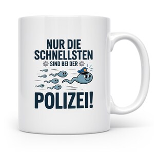 Könnte beinhalten: Weiße Keramik-Tasse mit einem humorvollen Design. Die Tasse zeigt den Text "NUR DIE SCHNELLSTEN SIND BEI DER POLIZEI!" in Schwarz und Blau, zusammen mit Cartoon-Spermien, von denen eine eine Polizeimütze trägt.