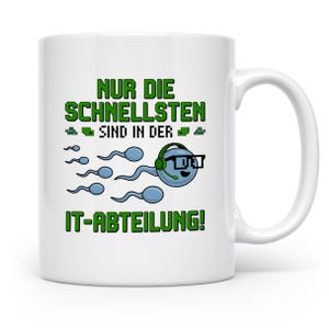 Könnte beinhalten: Weiße Keramiktasse mit dem grünen Text "NUR DIE SCHNELLSTEN SIND IN DER IT-ABTEILUNG!". Die Tasse zeigt ein Cartoon-Spermium mit Headset und Brille, mit anderen Spermien, die um es herum schwimmen.