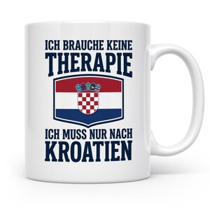 Könnte beinhalten: Eine weiße Keramiktasse mit dem Text ICH BRAUCHE KEINE THERAPIE ICH MUSS NUR NACH KROATIEN in dunkelblauen Großbuchstaben. Zentriert zwischen den beiden Textzeilen befindet sich eine Grafik der kroatischen Flagge mit ihren roten, weißen und blauen Streifen.