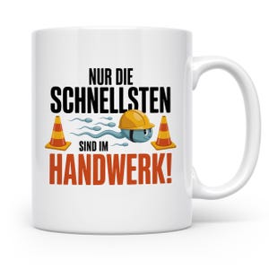 Könnte beinhalten: Weißer Keramikbecher mit humorvollem Design. Der Becher zeigt den Text "NUR DIE SCHNELLSTEN SIND IM HANDWERK!" in Schwarz und Orange, zusammen mit einem Cartoon-Spermium mit gelbem Helm und zwei orangefarbenen Verkehrskegeln.