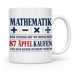 Könnte beinhalten: Ein weißer Keramikbecher mit dunkelblauem Text MATHEMATIK, mathematischen Symbolen und dem deutschen Satz DER EINZIGE ORT WO MENSCHEN 87 ÄPFEL KAUFEN UND SICH KEINER WUNDERT WARUM, wobei die Zahl 87 in roter Farbe aufgedruckt ist.