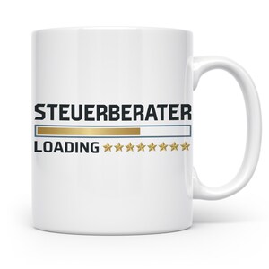 Könnte beinhalten: Eine weiße Keramiktasse mit dem schwarzen Text STEUERBERATER über einer goldenen und blauen Ladebalkengrafik. Unter dem Balken steht der schwarze Text LOADING, gefolgt von einer Reihe aus acht goldenen Sternsymbolen für ein klares Design.