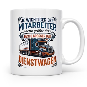 Könnte beinhalten: Weiße Keramik-Tasse mit einer Grafik eines Sattelschleppers und dem Text "JE WICHTIGER DER MITARBEITER (desto größer der) DESTO GRÖSSER DER DIENSTWAGEN" in Blau und Orange. Die Tasse hat einen Standardgriff.