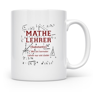 Könnte beinhalten: Weißer Keramikbecher mit dem Schriftzug "MATHE LEHRER" in Burgunderrot, zusammen mit mathematischen Symbolen und Gleichungen. Der Becher enthält auch den Text "Wie ein normaler Lehrer nur viel cooler".