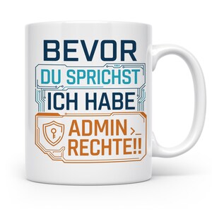 Könnte beinhalten: Weiße Keramiktasse mit dem Text "BEVOR DU SPRICHST ICH HABE ADMIN RECHTE!!" in Blau und Orange. Die Tasse hat einen Henkel auf der rechten Seite und ist mit einer von Technologie inspirierten Schriftart und Layout gestaltet. Die Tasse hat eine Standardgröße.