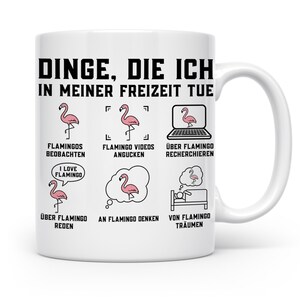 Könnte beinhalten: Ein weißer Keramikbecher mit schwarzem Text und sechs Illustrationen von rosa Flamingos. Der Text lautet: DINGE, DIE ICH IN MEINER FREIZEIT TUE, FLAMINGOS BEOBACHTEN, FLAMINGO VIDEOS ANGUCKEN, ÜBER FLAMINGO RECHERCHIEREN, I LOVE FLAMINGO, ÜBER FLAMINGO REDEN, AN FLAMINGO DENKEN, VON FLAMINGO TRÄUMEN.