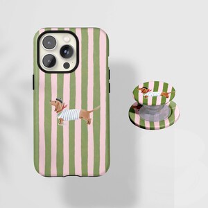 Könnte beinhalten: Ein Set aus drei Keramikbechern mit gesprenkelter, matter Oberfläche. Jeder Becher hat eine andere Farbe: Hellblau, Creme und Grau. Die Becher haben ein schlichtes, modernes Design und einen bequemen Griff.