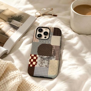 Vintage patchwork telefoonhoesje, bruin geruit bloemencollage hoesje, cottagecore retro esthetiek, iPhone 17 16 15 14 13 12, Samsung S22 Ultra