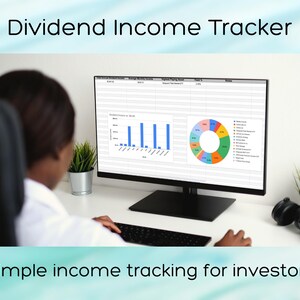 Peut inclure: Une personne utilise un ordinateur pour suivre les revenus de dividendes. L'écran affiche une feuille de calcul avec des graphiques, dont un histogramme et un diagramme circulaire. Le texte à l'écran indique "Suivi des revenus de dividendes" et "Suivi simple des revenus pour les investisseurs."