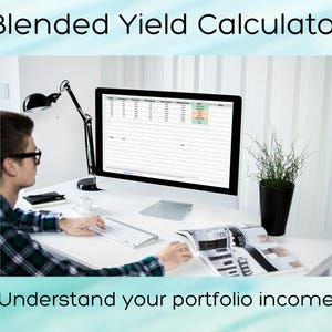Könnte beinhalten: Eine Person arbeitet an einem Schreibtisch mit einem Computer, auf dem eine Tabelle mit der Bezeichnung "Blended Yield Calculator" angezeigt wird. Der Text "Understand your portfolio income" ist ebenfalls sichtbar. Eine schwarze Schreibtischlampe und eine kleine Pflanze befinden sich ebenfalls auf dem Schreibtisch.