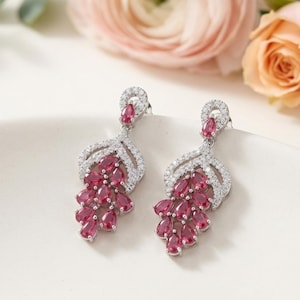 スターリングシルバー製ペアシェイプシャンデリアイヤリング – ルビーレッドの宝石が印象的なドロップイヤリング